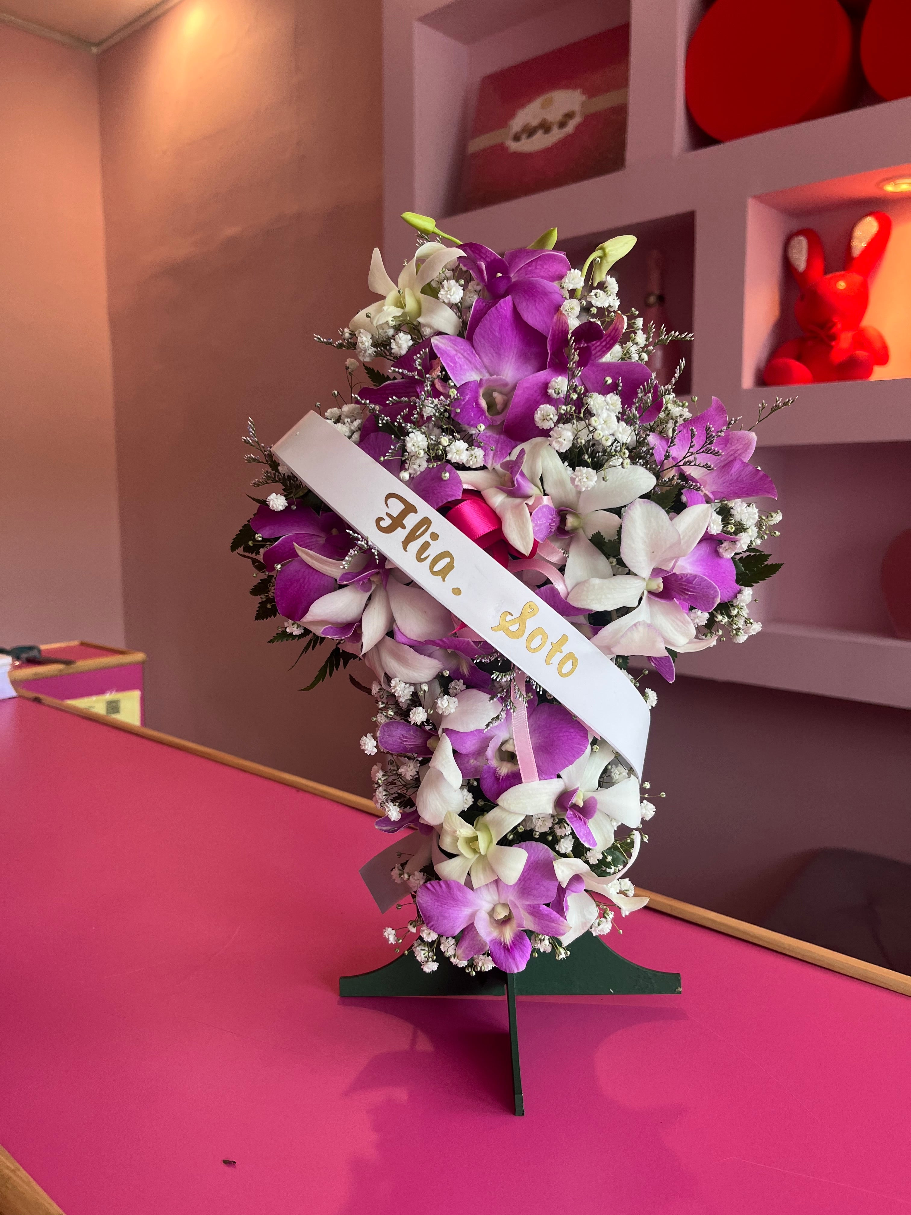 Mini cruz con orquídeas