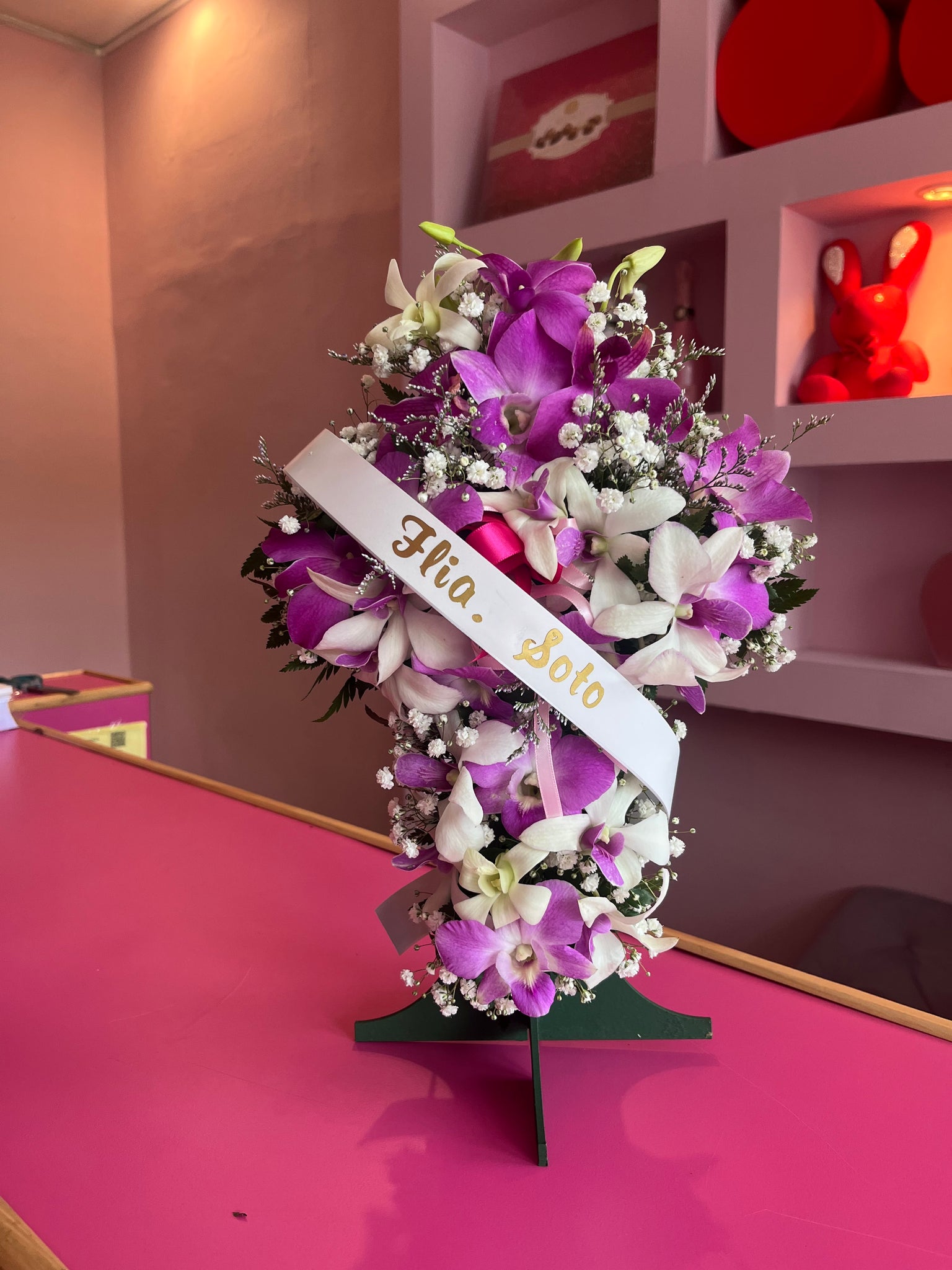 Mini cruz con orquídeas