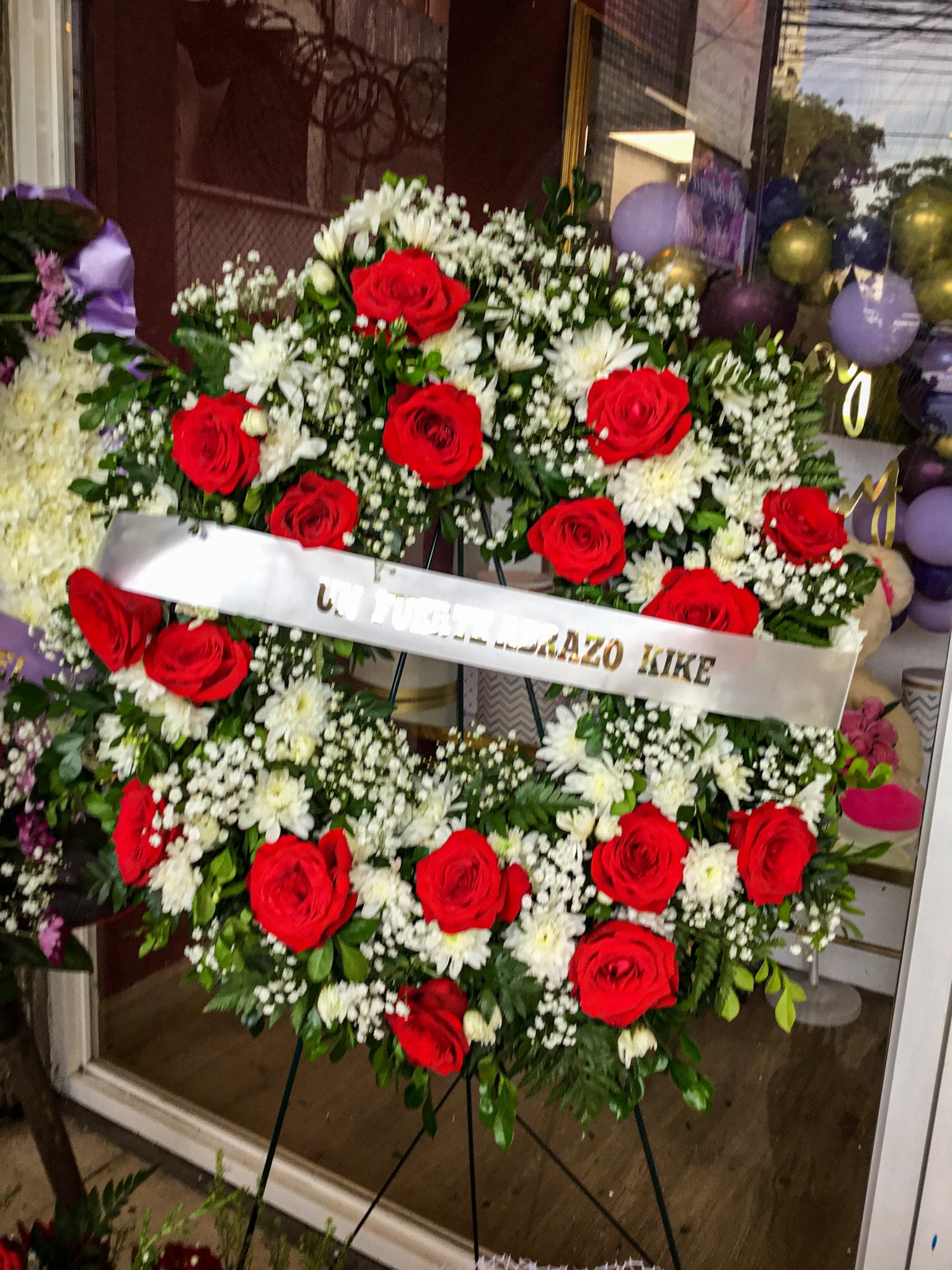 corona en rosas rojas